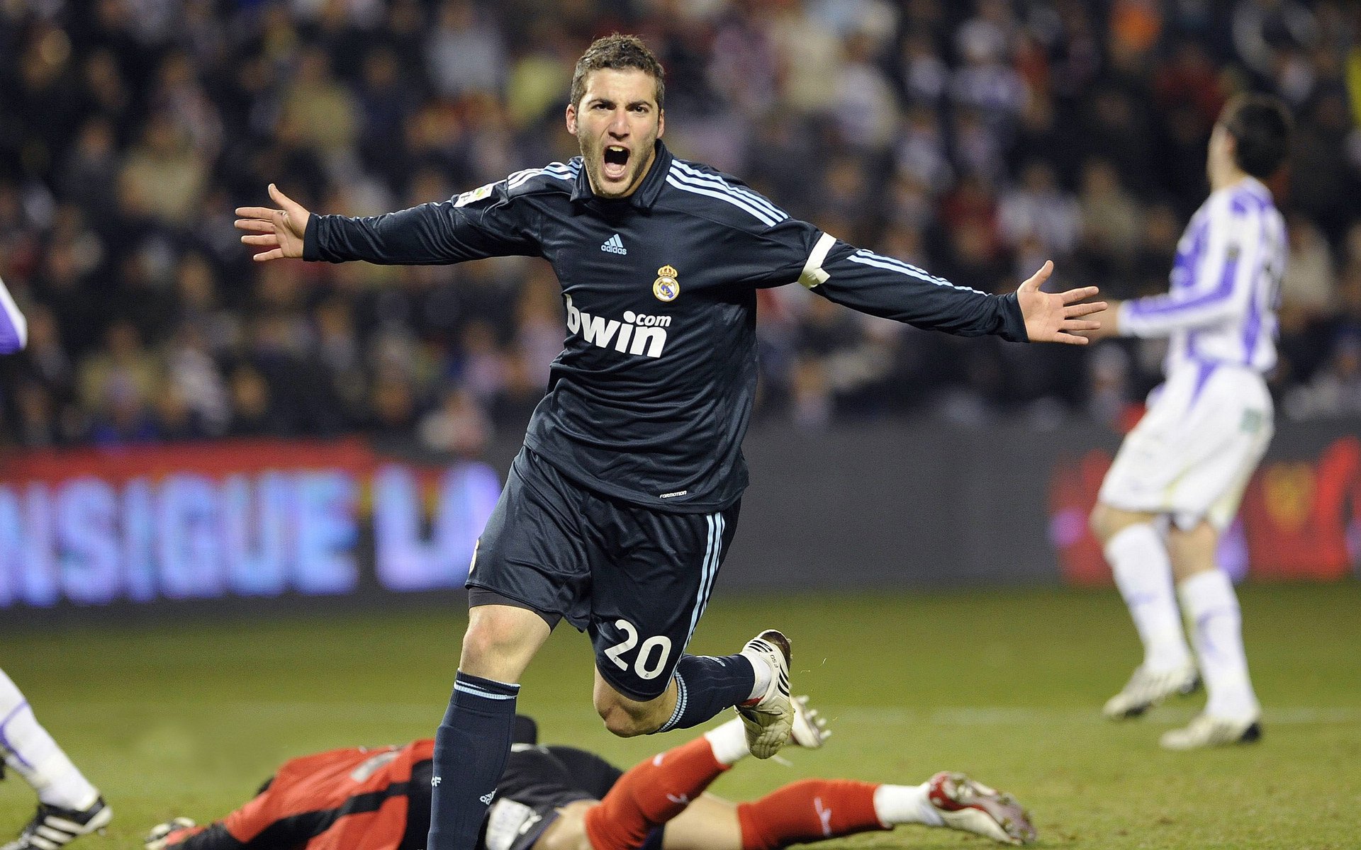 FB体育官网下载-意甲赛场上演“逆袭奇迹”，意甲综述